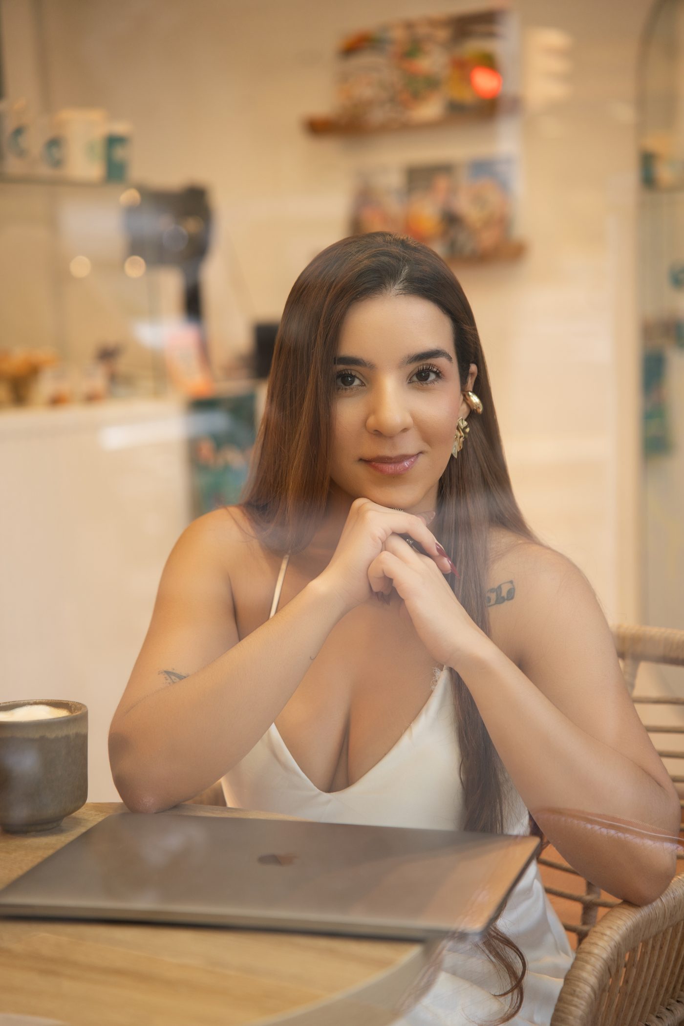 Retrato de Lina Aguirre en una cafetería