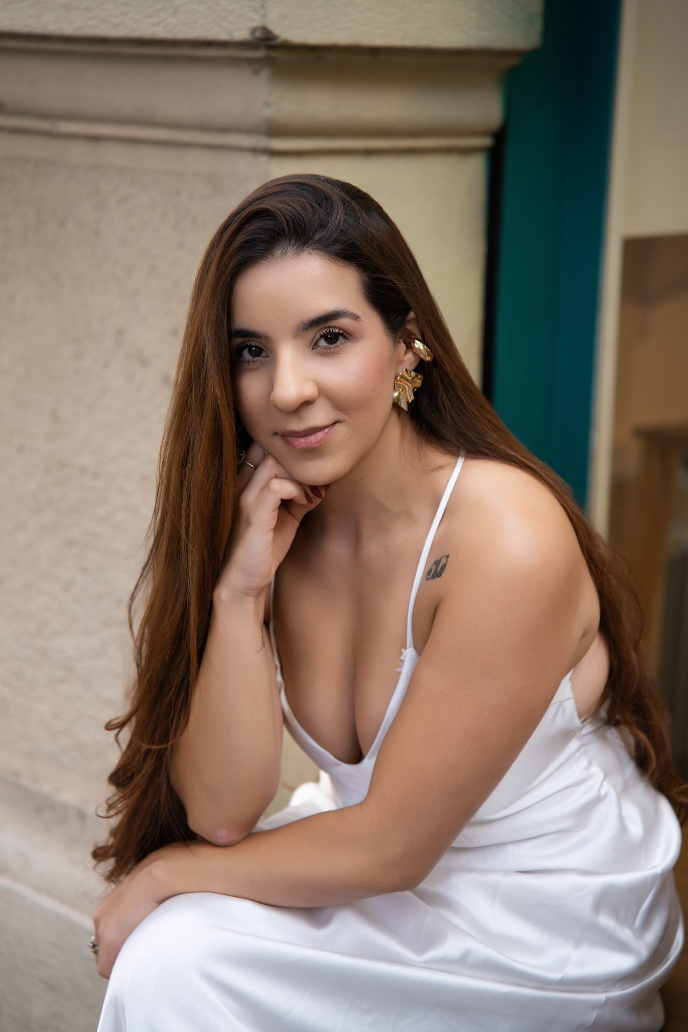 Retrato editorial de Lina Aguirre con vestido blanco